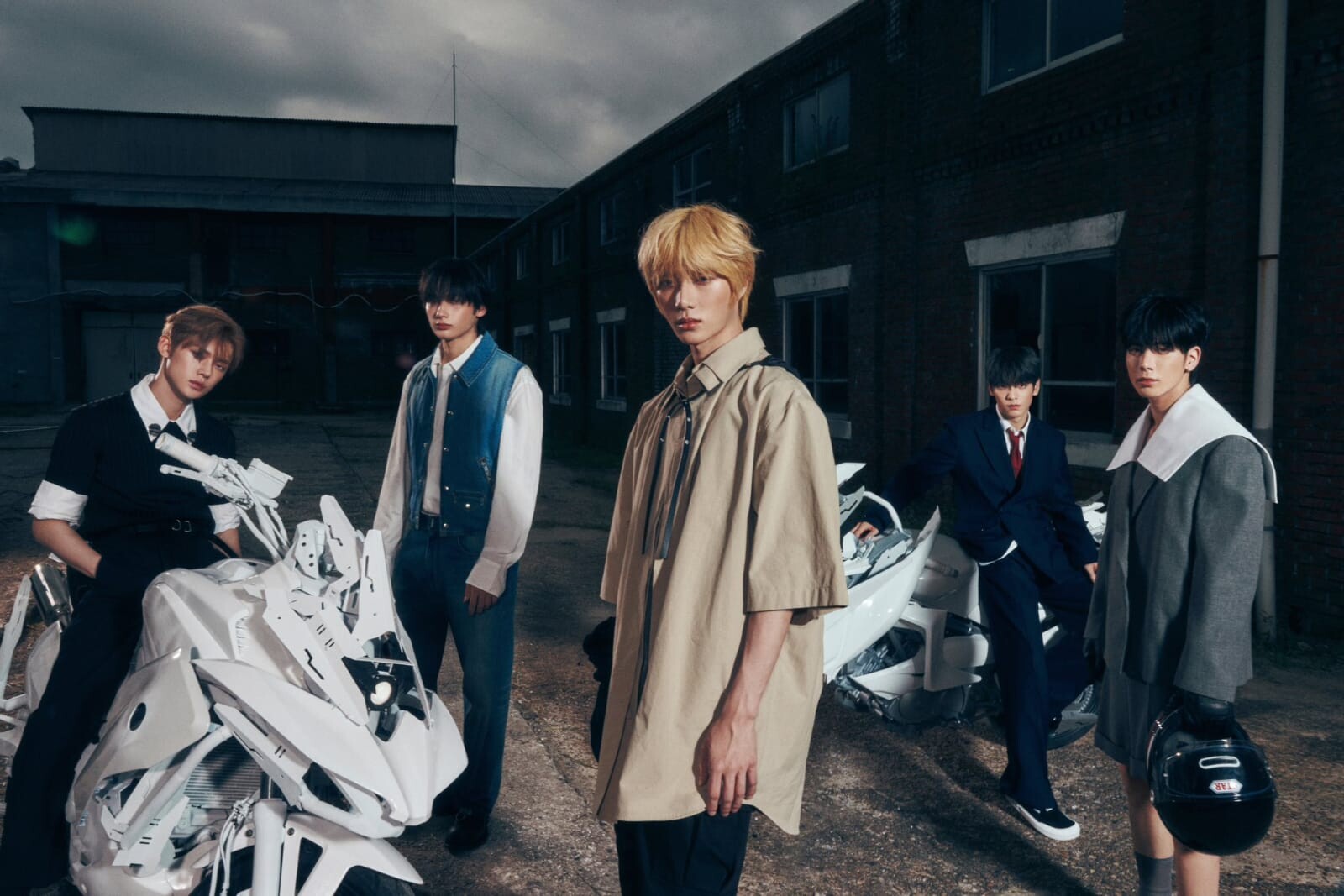 TOMORROW X TOGETHER (TXT)